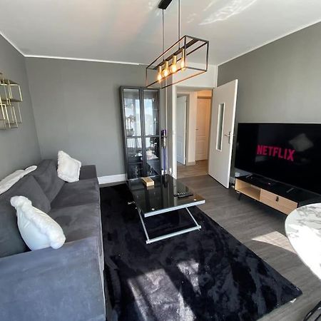 Appartement Familial Wifi Netflix Amazon Prime Saint-Cyr-lʼÉcole Exterior foto