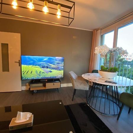 Appartement Familial Wifi Netflix Amazon Prime Saint-Cyr-lʼÉcole Exterior foto