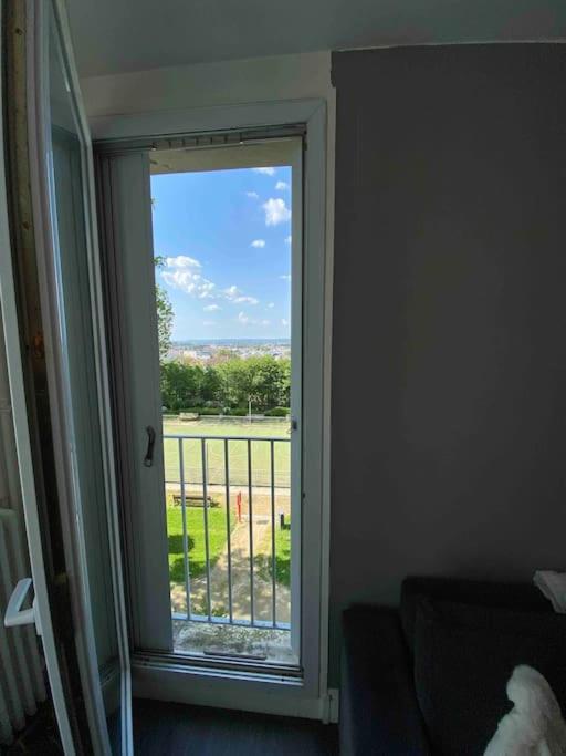 Appartement Familial Wifi Netflix Amazon Prime Saint-Cyr-lʼÉcole Exterior foto