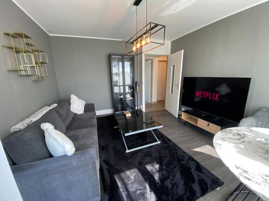 Appartement Familial Wifi Netflix Amazon Prime Saint-Cyr-lʼÉcole Exterior foto