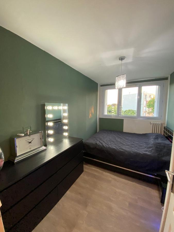 Appartement Familial Wifi Netflix Amazon Prime Saint-Cyr-lʼÉcole Exterior foto