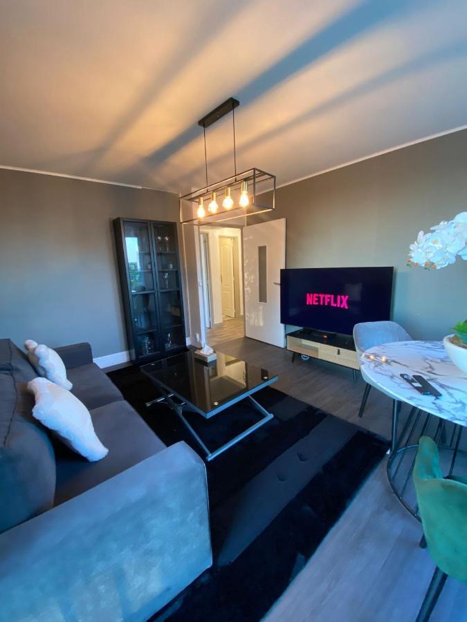 Appartement Familial Wifi Netflix Amazon Prime Saint-Cyr-lʼÉcole Exterior foto